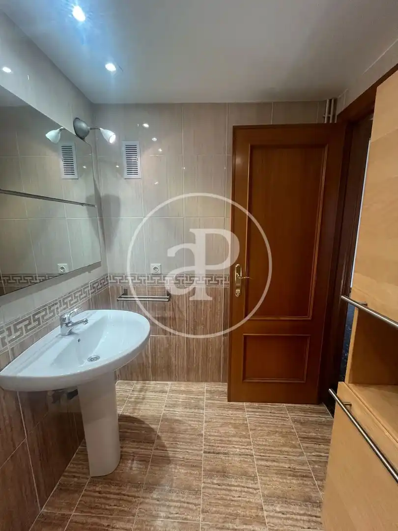 Baño de Piso de alquiler en Valencia con Aire acondicionado, Calefacción y Terraza