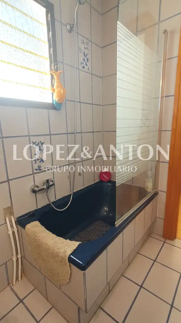 Bathroom of Houses for sale in L'Eliana  with Air Conditioner, Private garden and Terrace