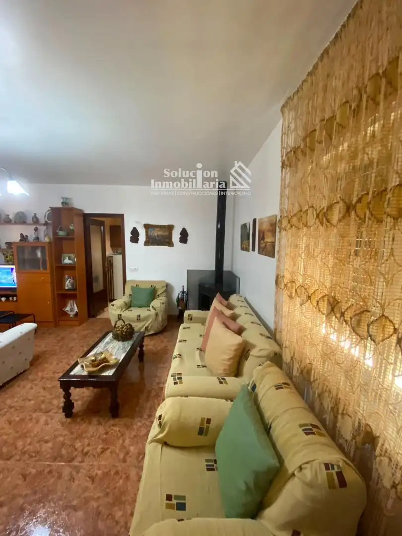 Sala d'estar de Casa o xalet en venda en Calvarrasa de Arriba amb Traster i Moblat
