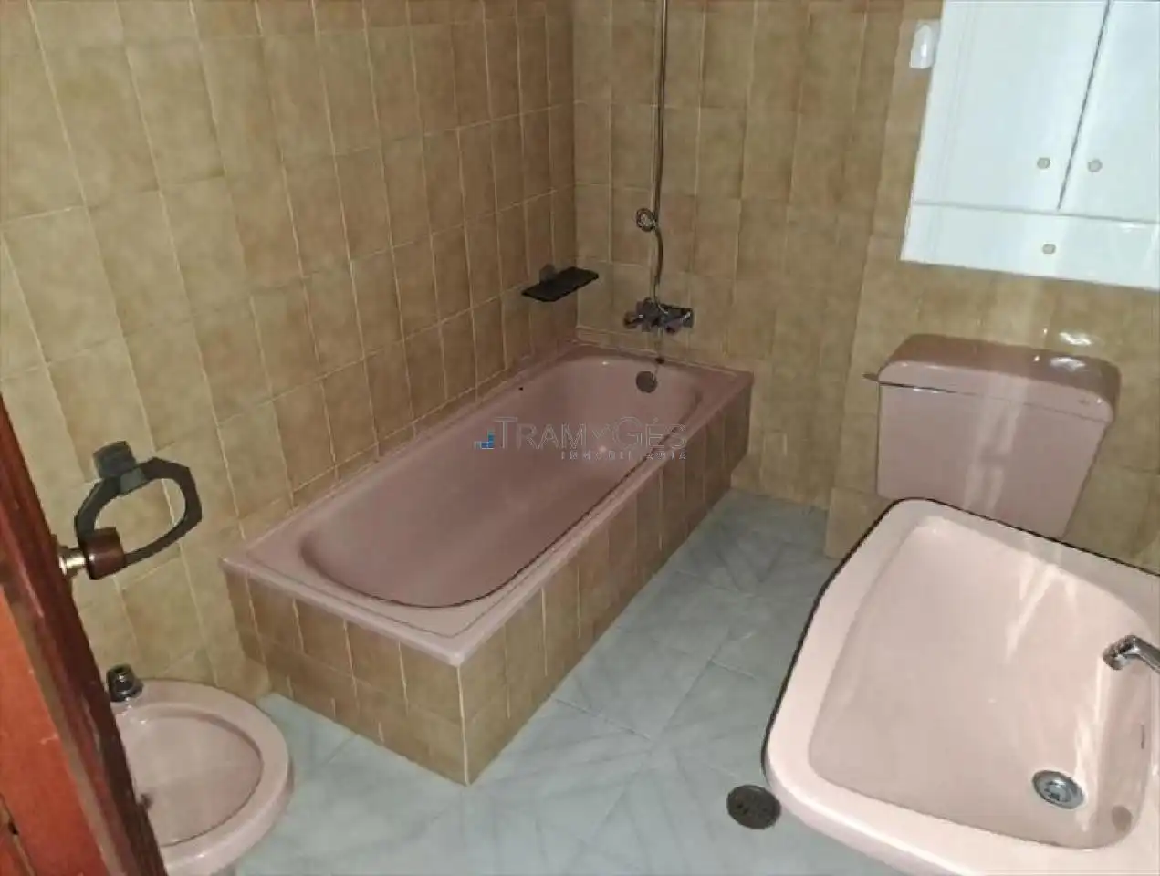 Bathroom of Flat for sale in Tui  with Parquet flooring and Storage room