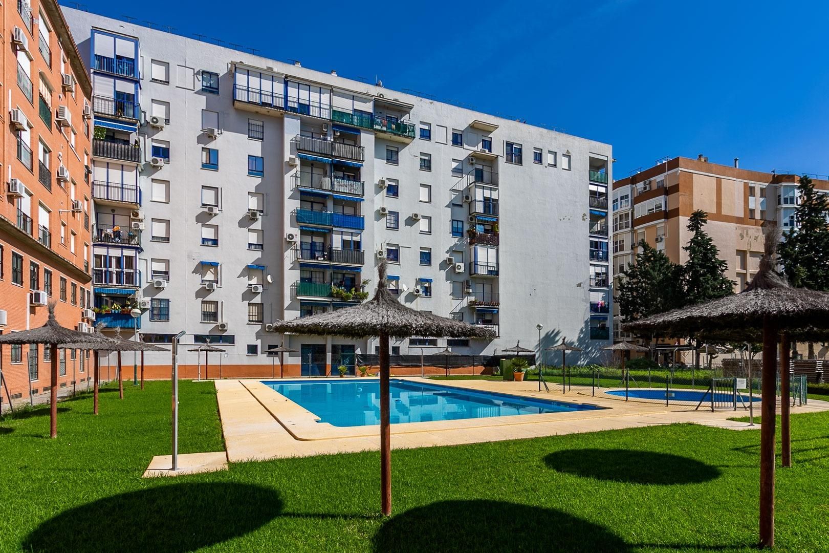 Vista exterior de Pis en venda en  Sevilla Capital amb Aire condicionat, Terrassa i Piscina comunitària
