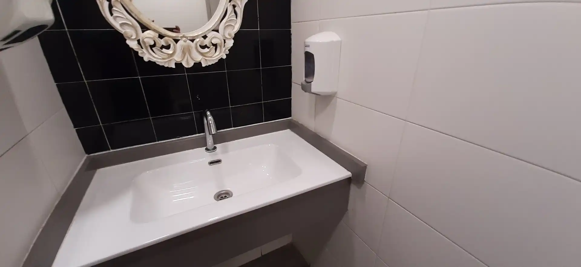 Baño de Local en traspaso en Tàrrega con Aire acondicionado, Calefacción y Terraza