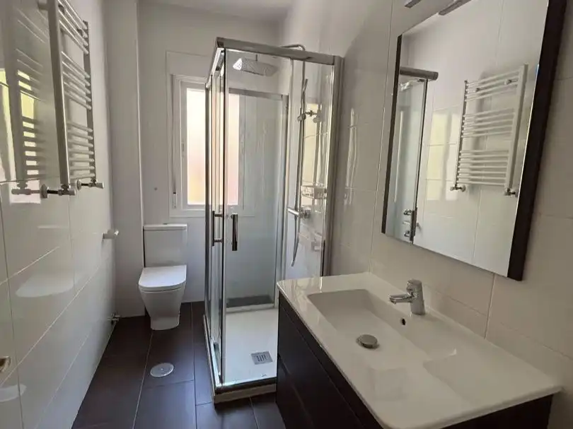 Badezimmer von Wohnung zur Miete in Madrid mit Klimaanlage, Heizung und Parkett