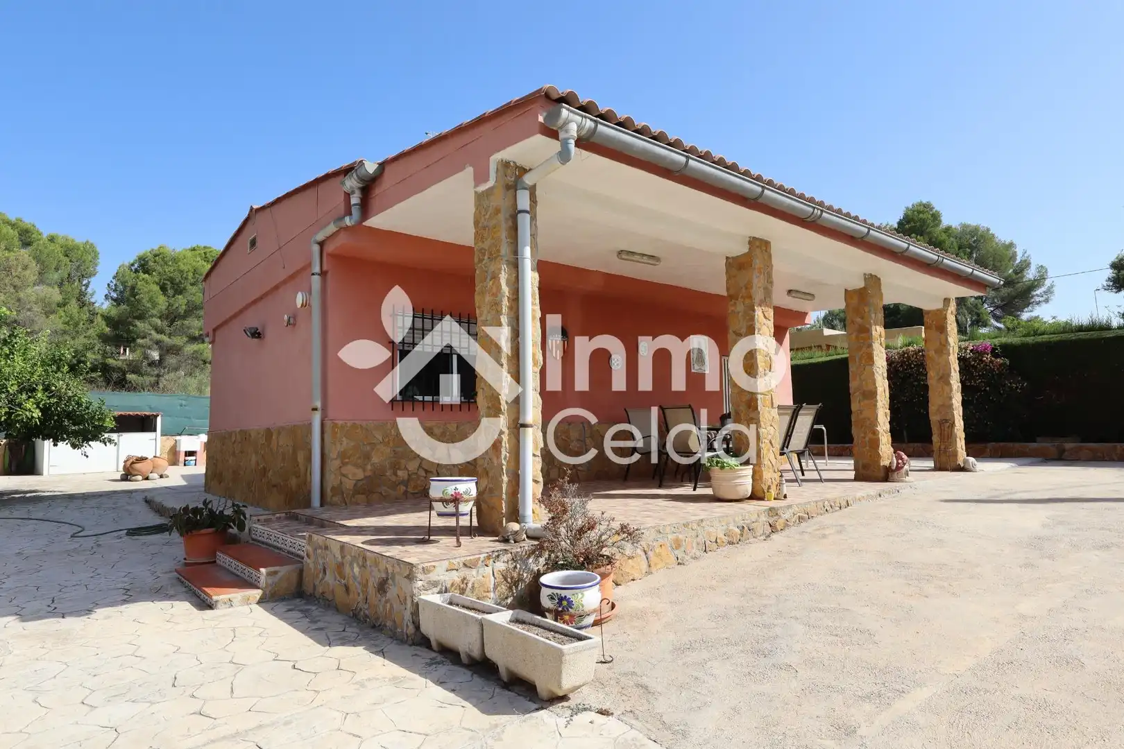 Vista exterior de Casa o xalet en venda en Godelleta amb Aire condicionat, Calefacció i Jardí privat