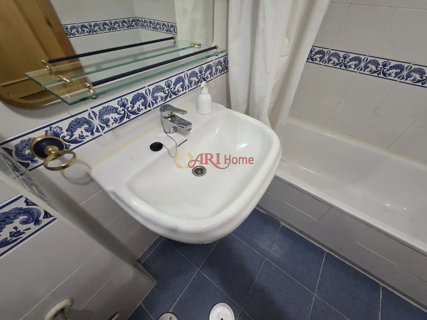 Bathroom of Flat for sale in Fuenlabrada  with Air Conditioner, Heating and Swimming Pool