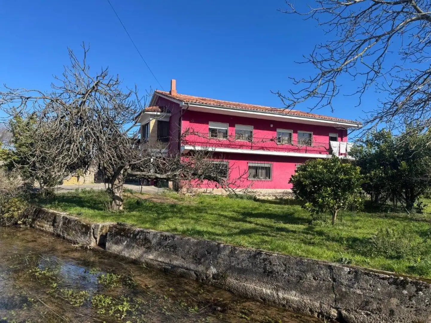Vista exterior de Casa o xalet en venda en Cabezón de la Sal amb Calefacció, Jardí privat i Terrassa