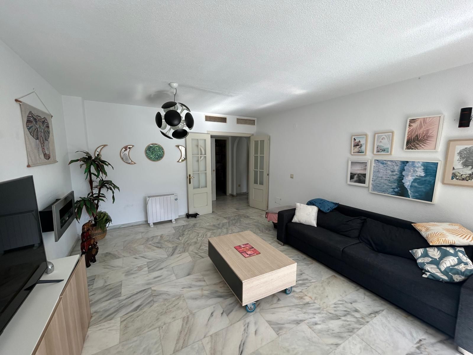 Living room of Flat for sale in Estepona  with Air Conditioner, Furnished and Balcony