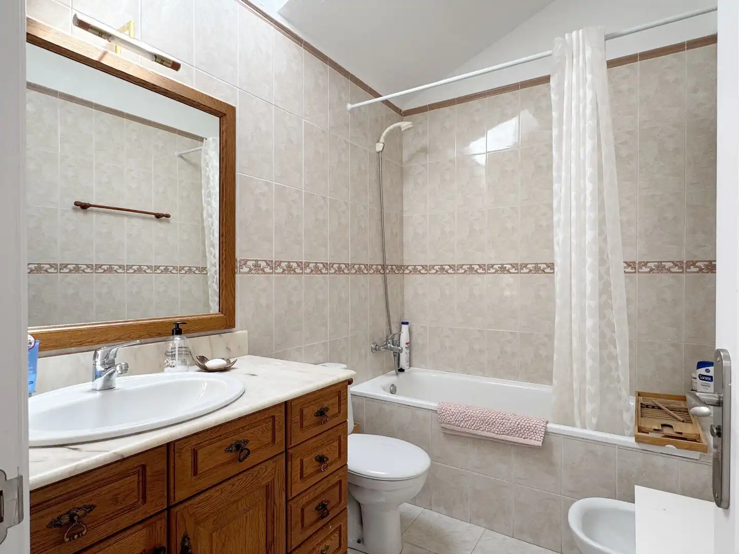 Baño de Casa adosada en venta en Lardero con Aire acondicionado, Calefacción y Jardín privado
