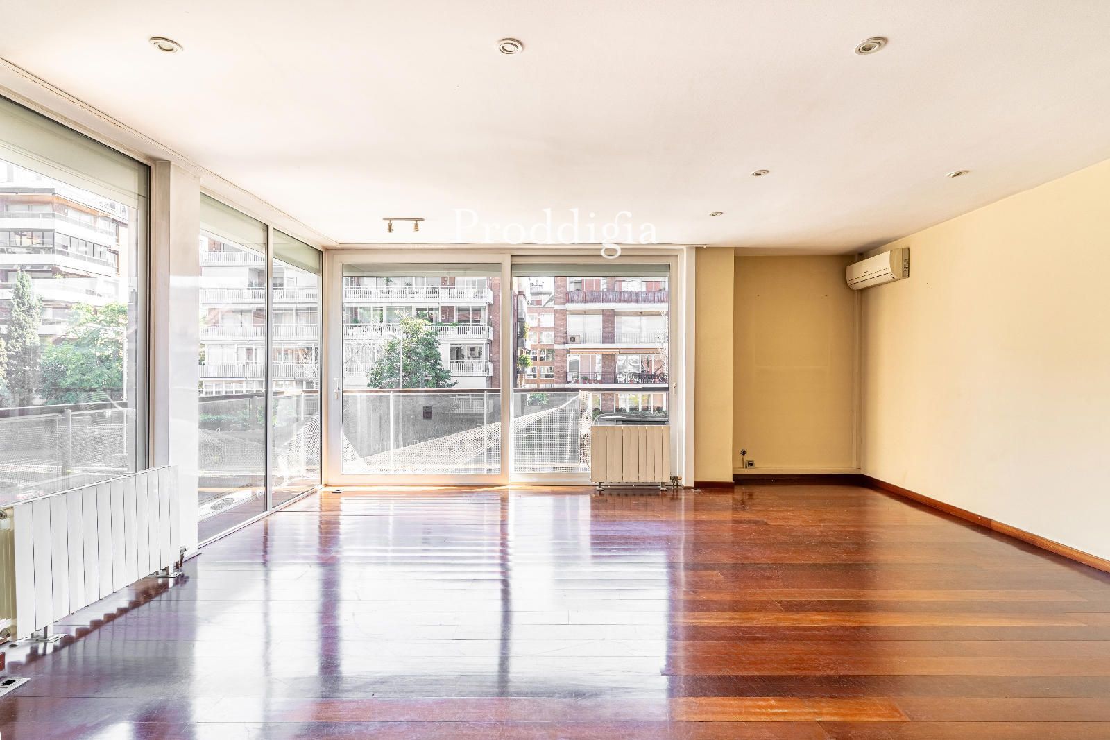 Living room of Flat for sale in  Barcelona Capital  with Air Conditioner, Heating and Terrace