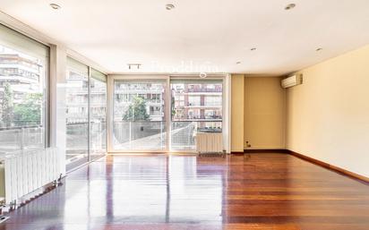 Living room of Flat for sale in  Barcelona Capital  with Air Conditioner, Heating and Terrace