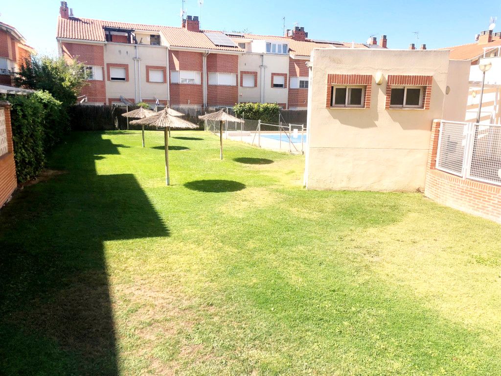 Jardí de Casa adosada en venda en Alcalá de Henares amb Aire condicionat, Calefacció i Terrassa
