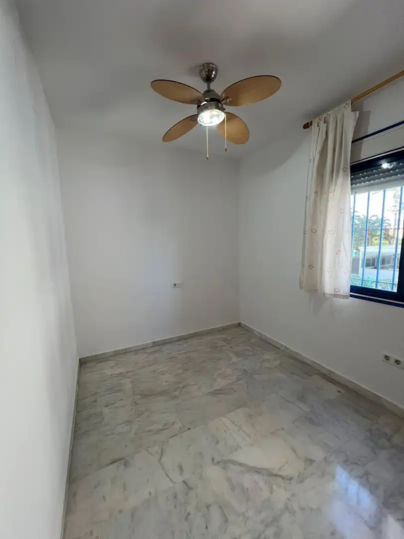 Dormitori de Apartament en venda en Estepona amb Terrassa, Piscina i Piscina comunitària