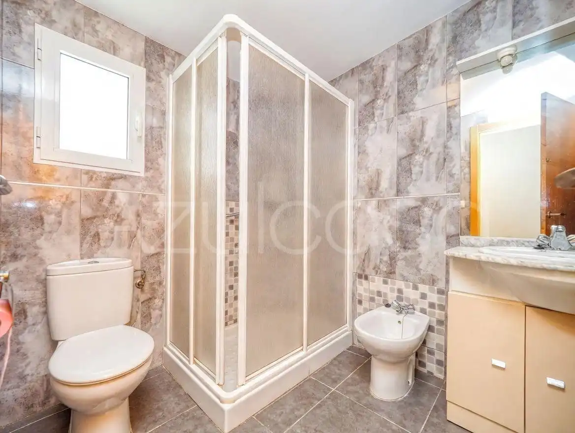 Baño de Casa adosada en venta en Elche / Elx con Aire acondicionado y Amueblado