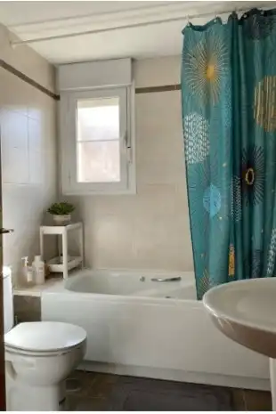 Badezimmer von Einfamilien-Reihenhaus zum Verkauf in Los Santos de la Humosa mit Heizung, Privatgarten und Balkon