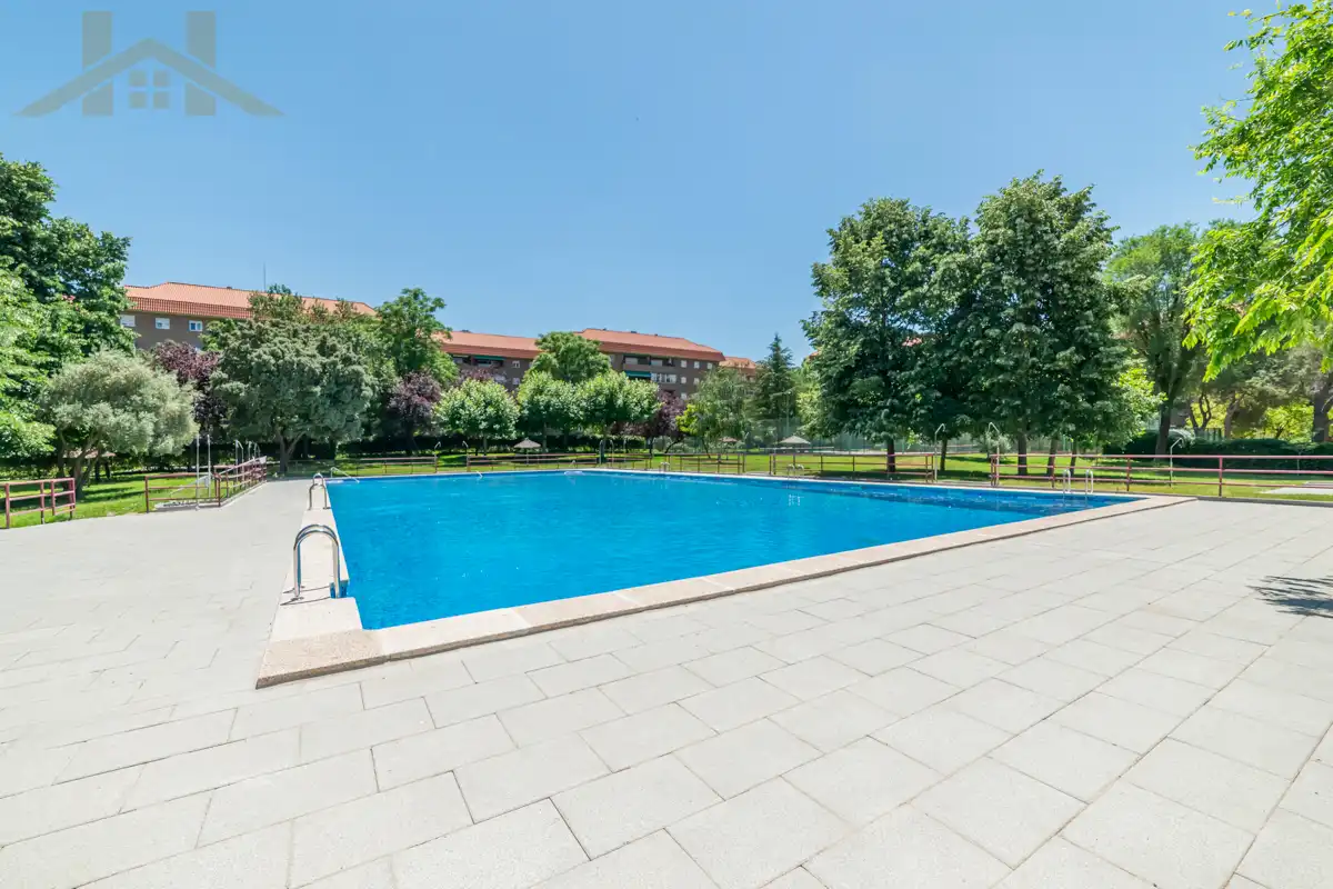 Piscina de Piso en venta en Colmenar Viejo con Terraza, Trastero y Amueblado
