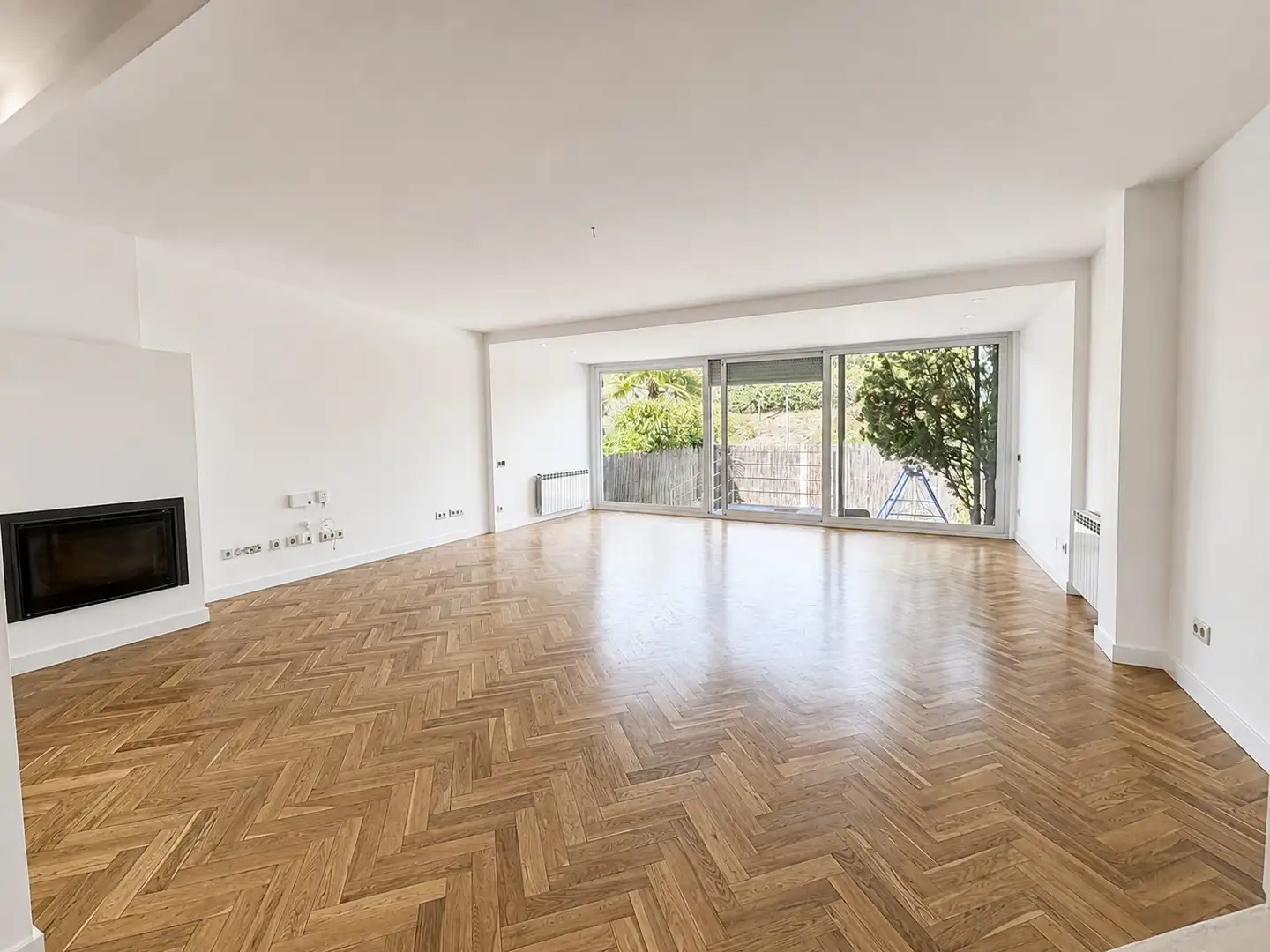 Wohnzimmer von Einfamilien-Reihenhaus zur Miete in Club de Campo mit Klimaanlage, Heizung und Privatgarten