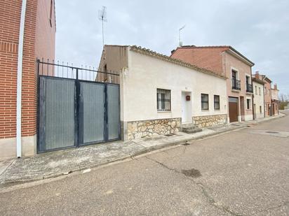 Exterior view of Single-family semi-detached for sale in Magaz de Pisuerga  with Heating and Furnished