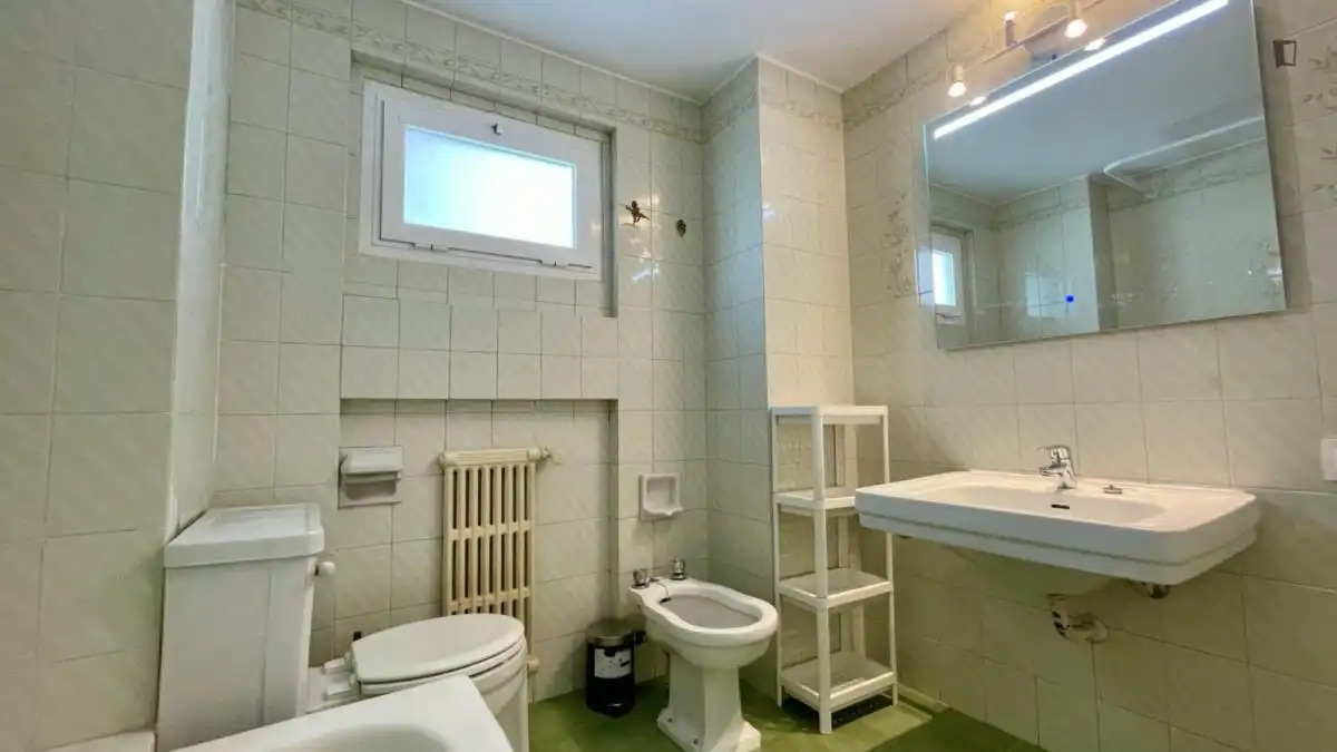 Badezimmer von Wohnungen zur untervermieten in Madrid mit Möbliert, Ofen und Waschmaschine