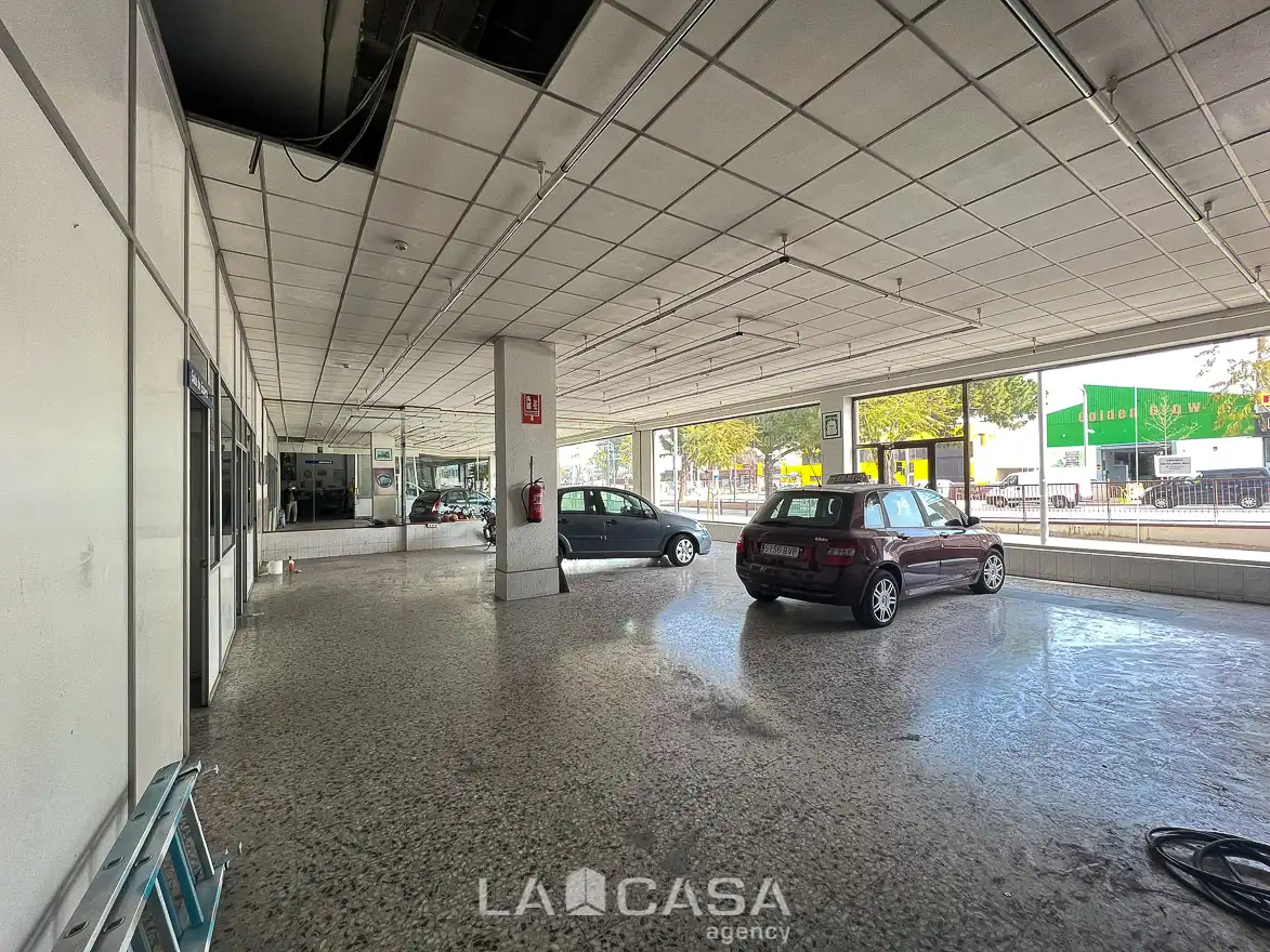 Local comercial en venda a Castell - Poble Vell