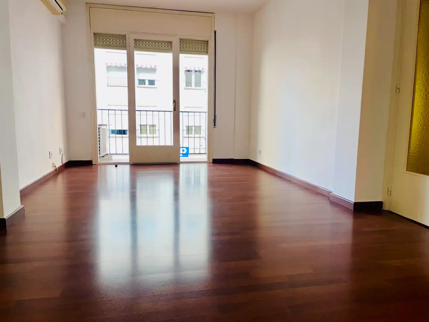 Sala d'estar de Pis en venda en Cerdanyola del Vallès amb Aire condicionat, Forn i Balcó