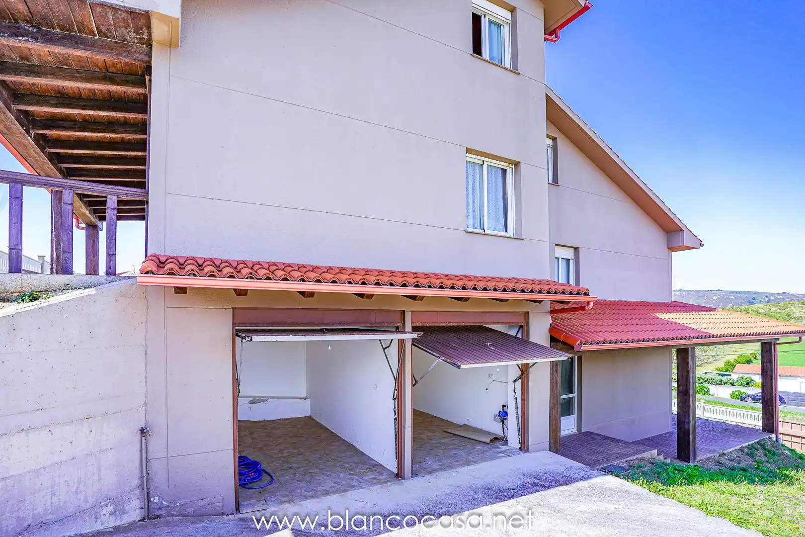 Vista exterior de Casa o xalet en venda en Malpica de Bergantiños amb Jardí privat, Terrassa i Traster