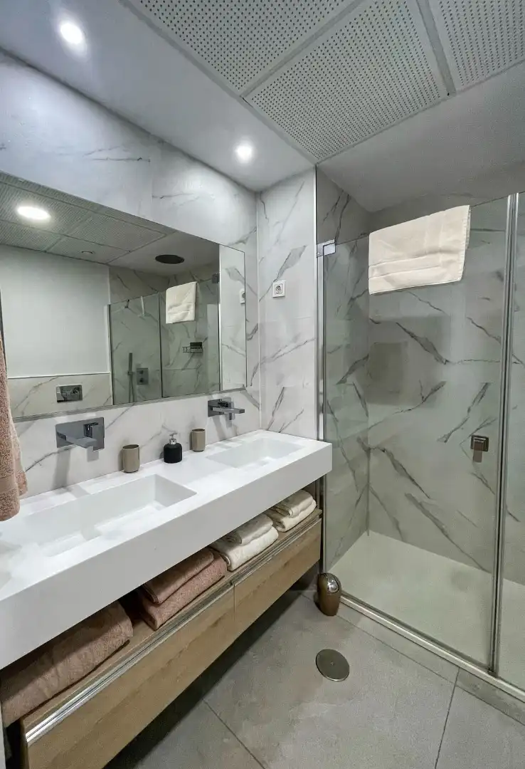 Badezimmer von Wohnung zur Miete in Benahavís mit Klimaanlage, Terrasse und Möbliert
