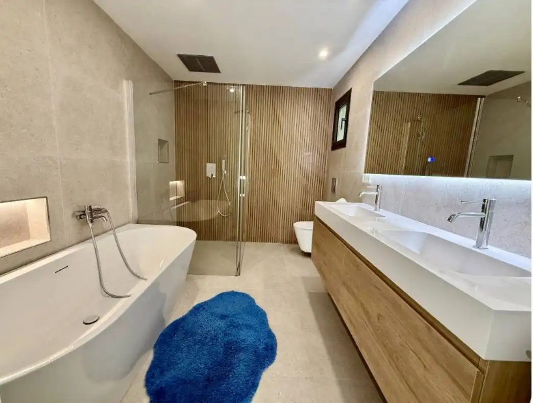 Bany de Planta baixa en venda en Estepona amb Aire condicionat, Jardí privat i Terrassa