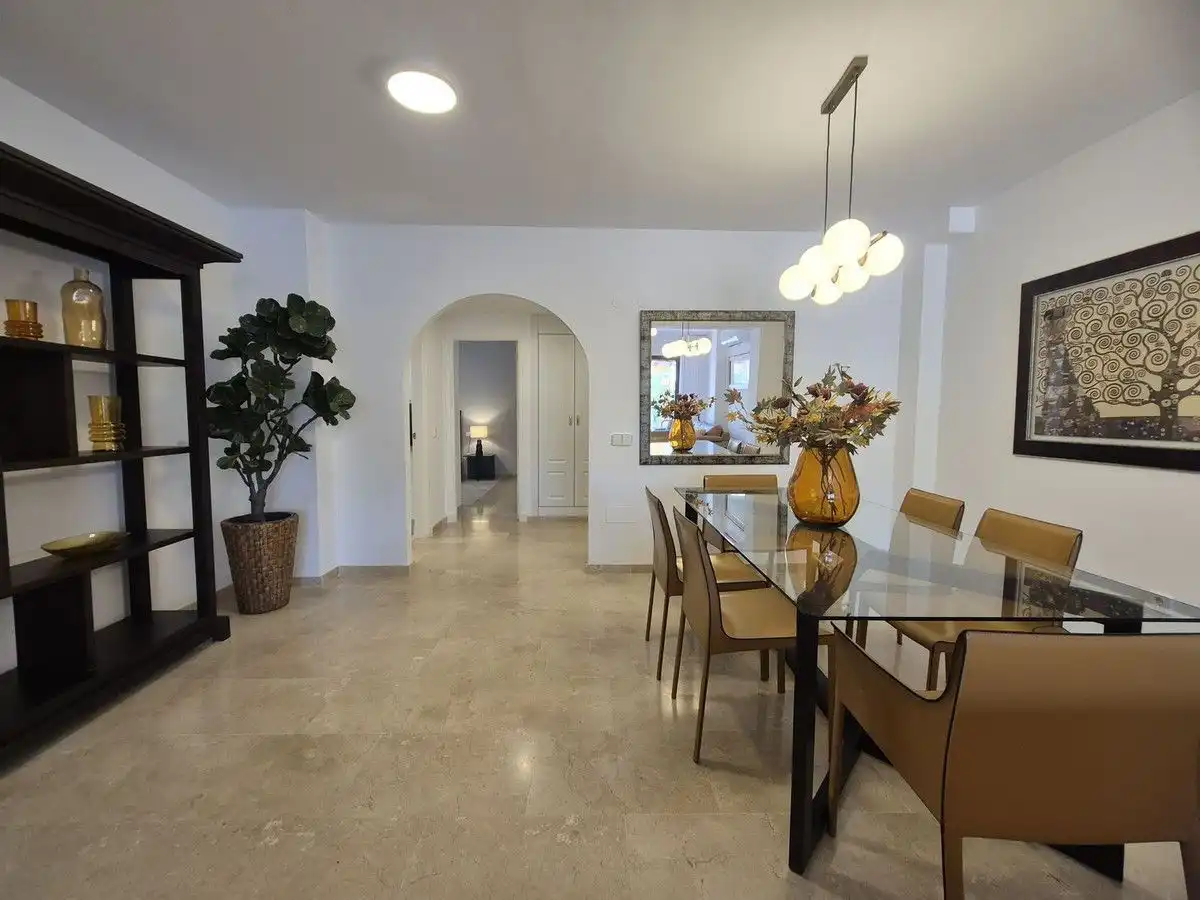 Menjador de Apartament de lloguer en Marbella amb Aire condicionat, Calefacció i Terrassa