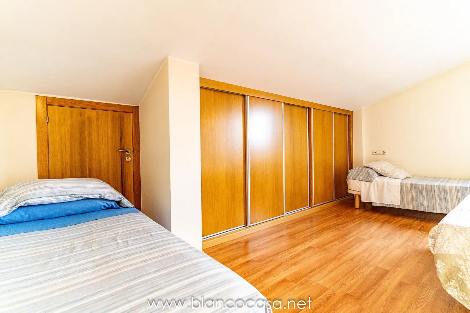 Habitación de Casa o chalet en venta en Carballo con Calefacción, Trastero y Amueblado