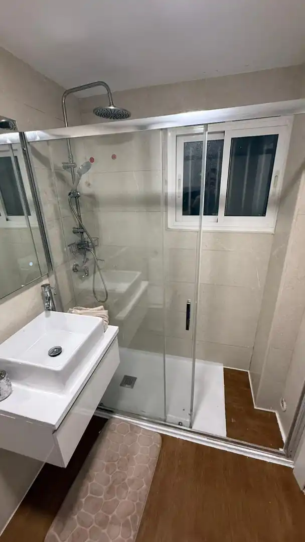 Bany de Apartament de lloguer en Alicante / Alacant amb Aire condicionat, Piscina i Moblat