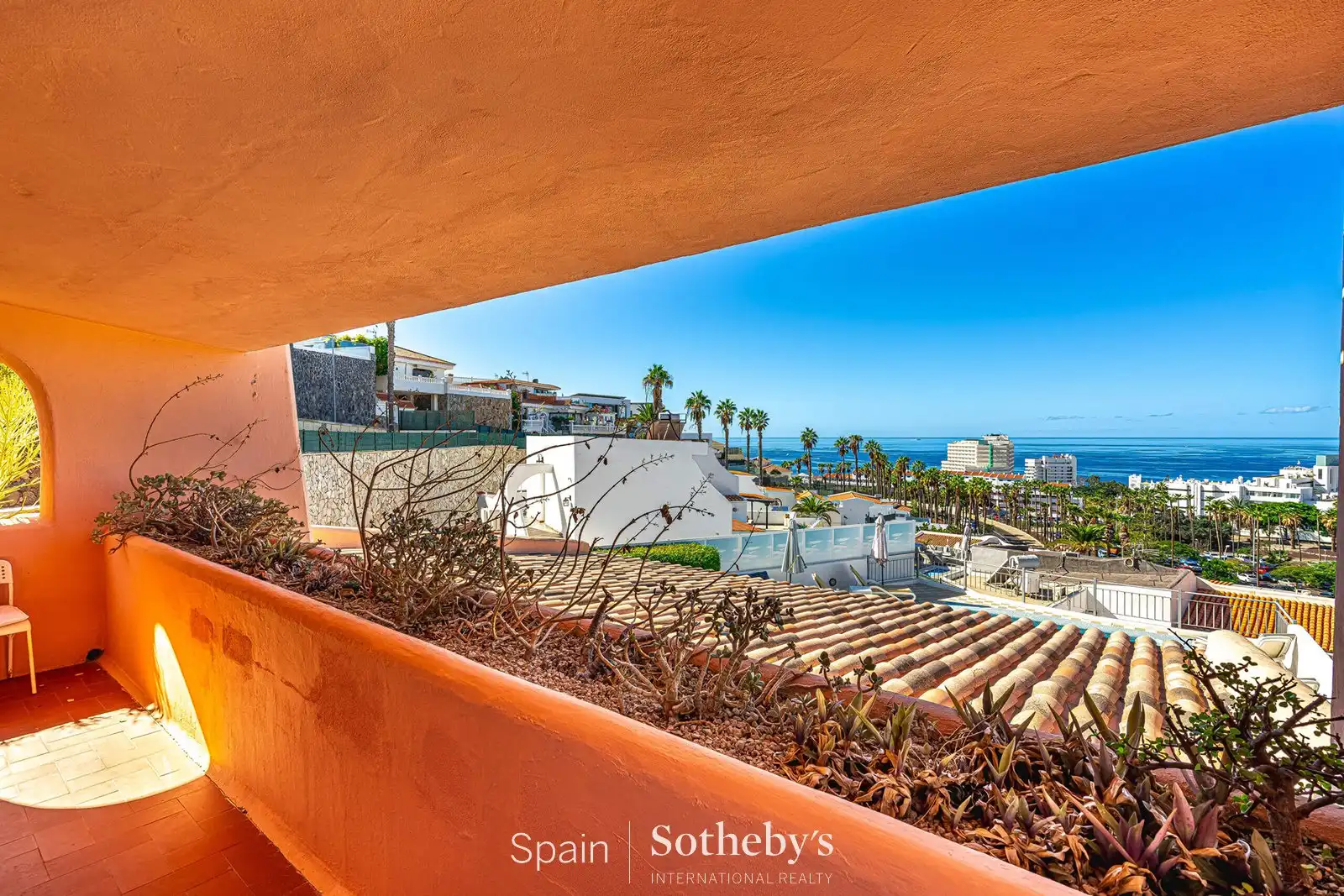 Vista exterior de Casa o xalet en venda en Adeje amb Aire condicionat, Jardí privat i Terrassa