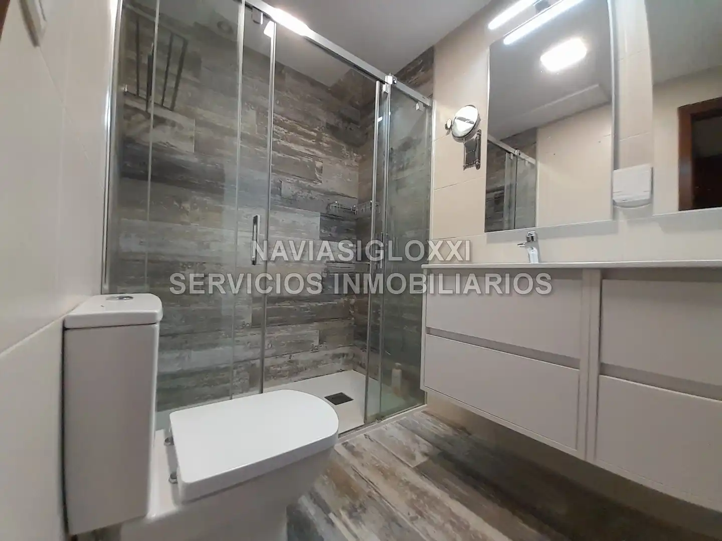 Bathroom of Flat for rent in Vigo   with Parquet flooring, Furnished and Oven