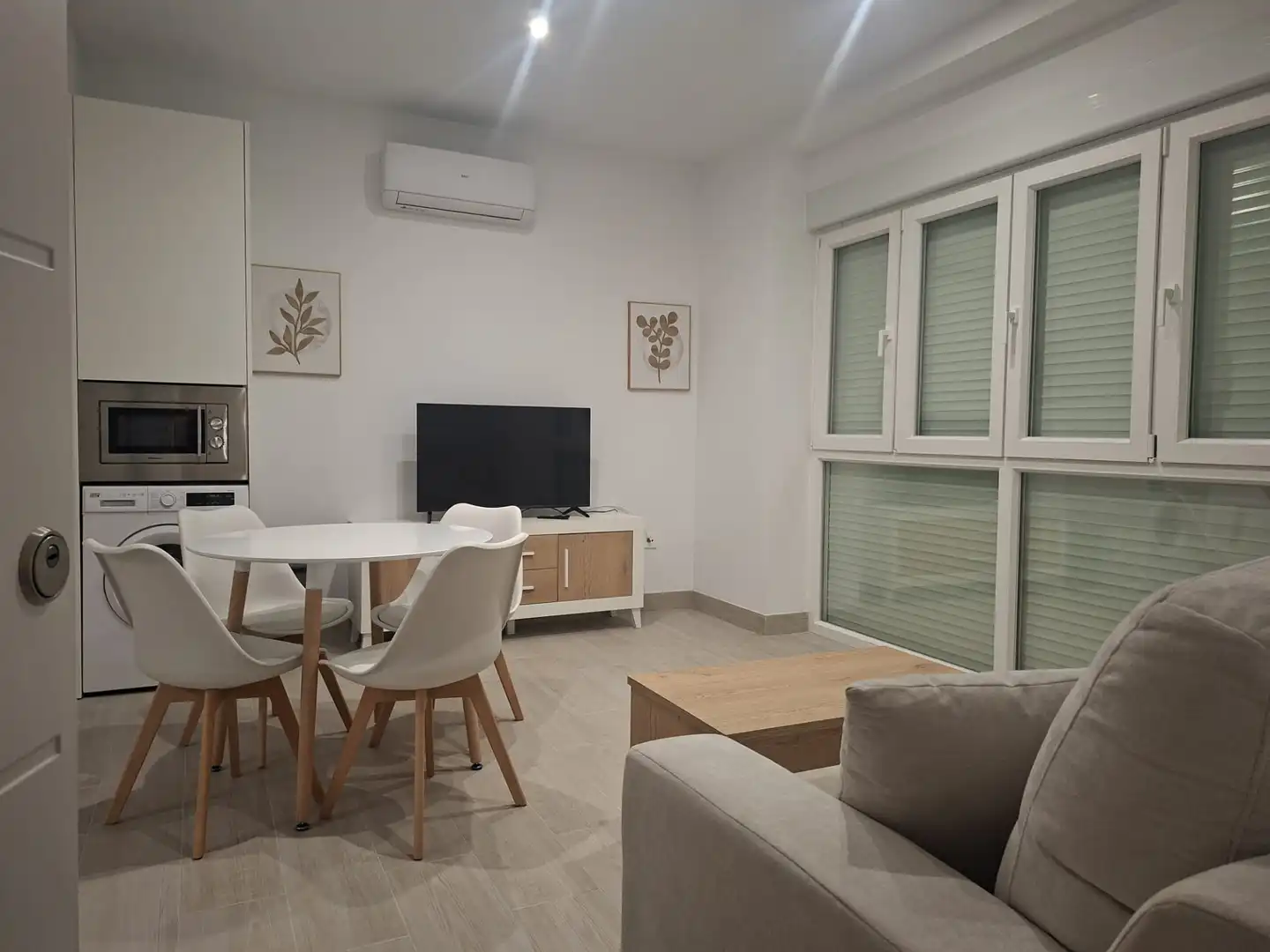 Living room of Flat for rent in Granada  with Air Conditioner, Heating and Furnished
