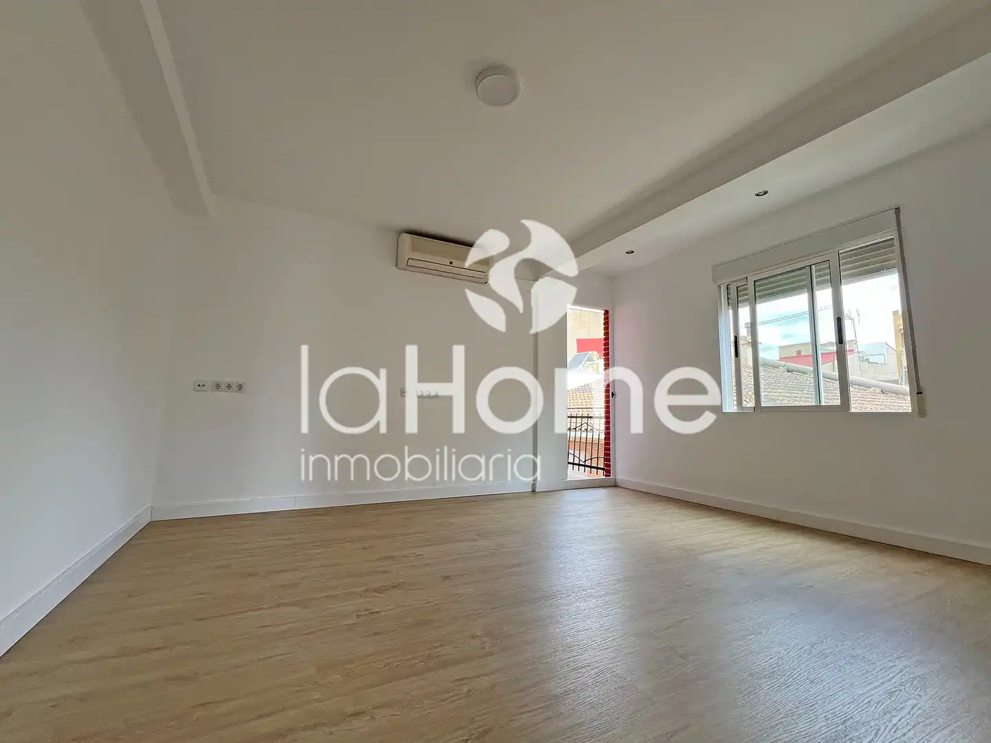 Living room of Flat for sale in Paterna  with Air Conditioner, Parquet flooring and Terrace