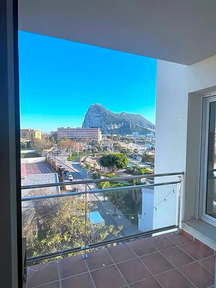Vista exterior de Pis de lloguer en La Línea de la Concepción amb Moblat i Balcó