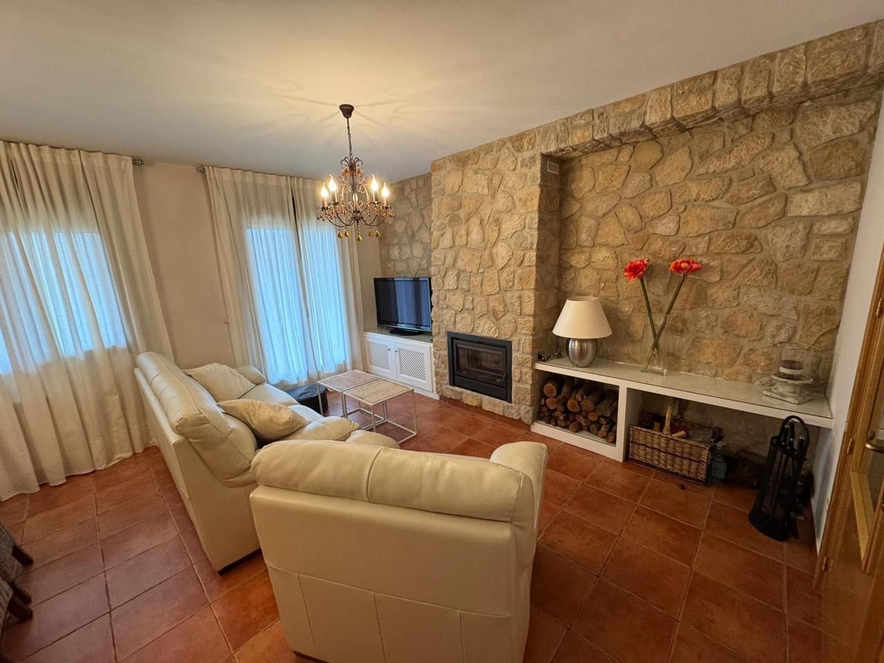 Sala d'estar de Casa adosada en venda en Peguerinos amb Terrassa i Traster