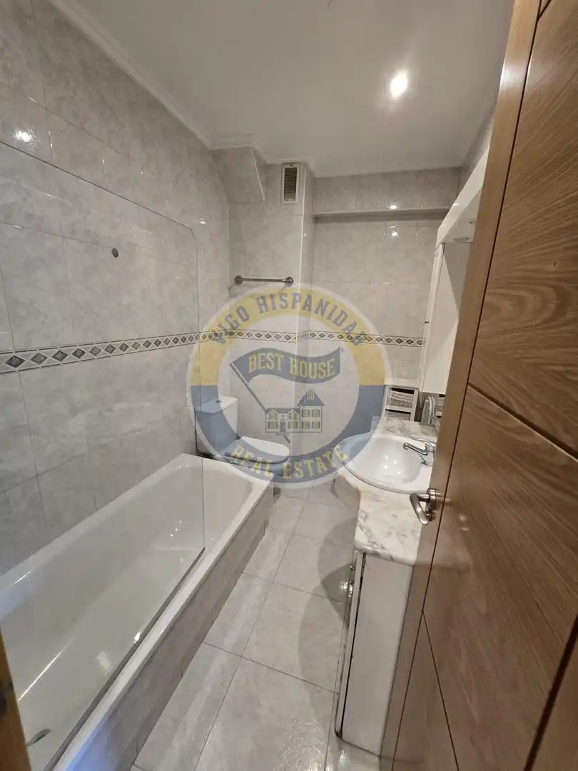 Badezimmer von Wohnung zur Miete in Vigo  mit Heizung, Parkett und Möbliert
