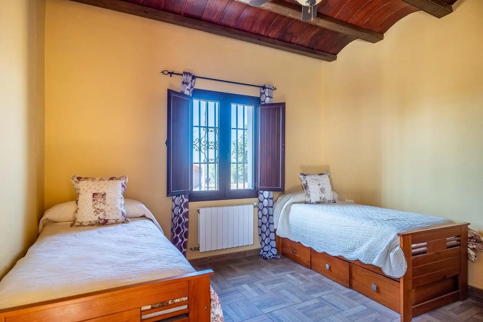Habitación de Finca rústica en venta en Carmona con Calefacción, Jardín privado y Terraza