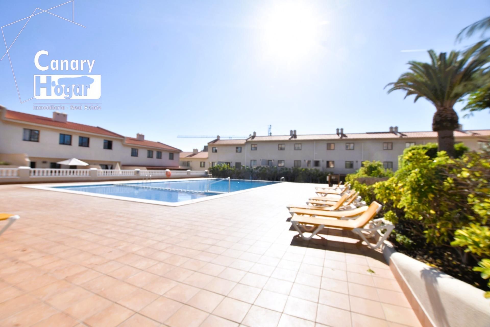 Außenansicht von Einfamilien-Reihenhaus miete in Granadilla de Abona mit Privatgarten, Terrasse und Balkon