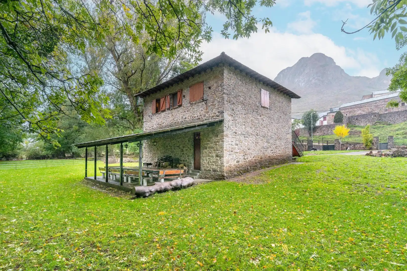 Vista exterior de Casa o chalet en venta en Cabrillanes con Calefacción, Jardín privado y Terraza