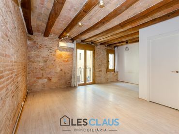 Loft amb balcó en venda a Carrer de les Carretes 25