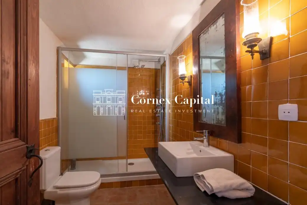 Baño de Finca rústica de alquiler en Rupià con Aire acondicionado, Calefacción y Jardín privado