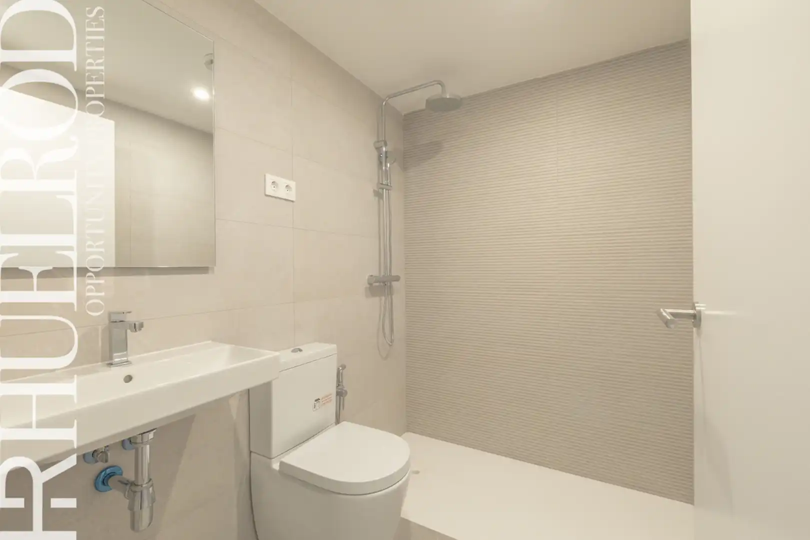 Badezimmer von Maisonette zum Verkauf in Badalona mit Klimaanlage, Heizung und Parkett