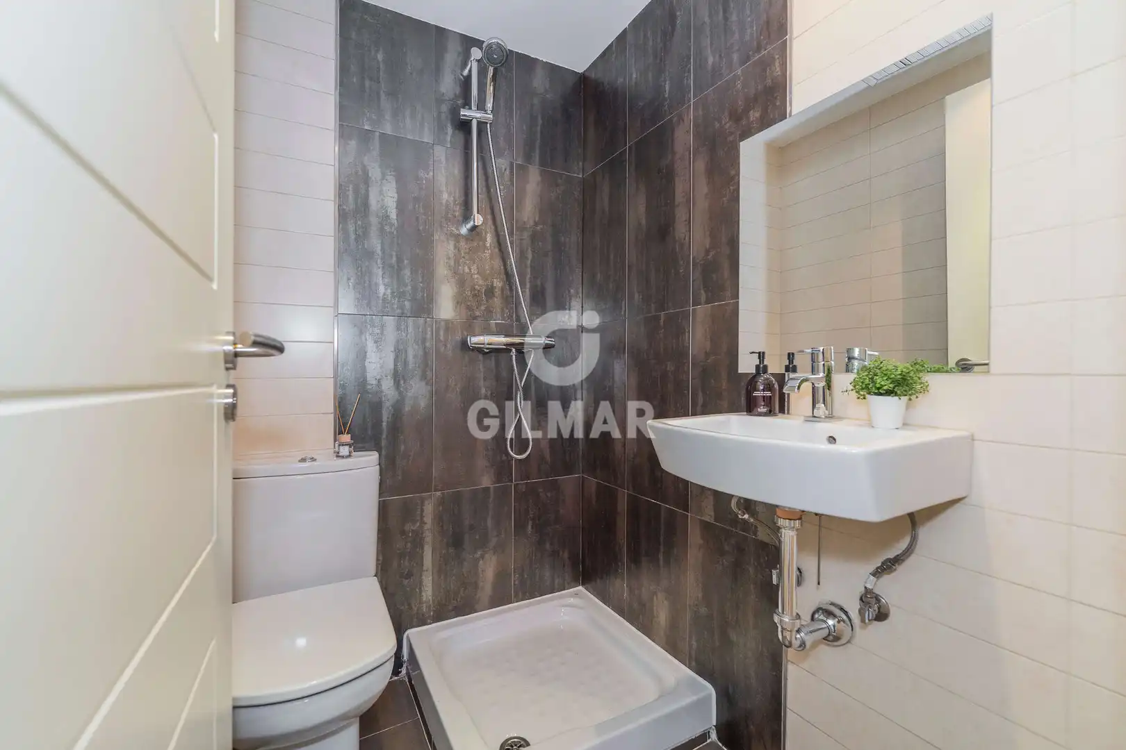 Bathroom of Attic for sale in Madrid  with Heating, Private garden and Storage room