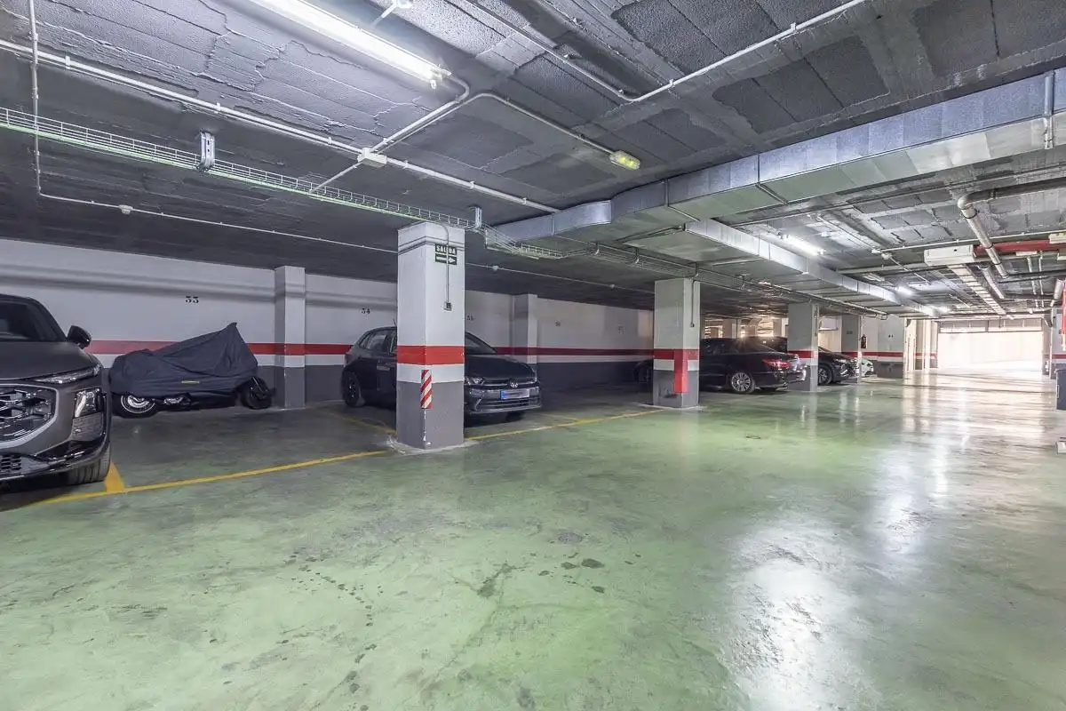 Parking of Flat for sale in Granada  with Air Conditioner, Heating and Jacuzzi