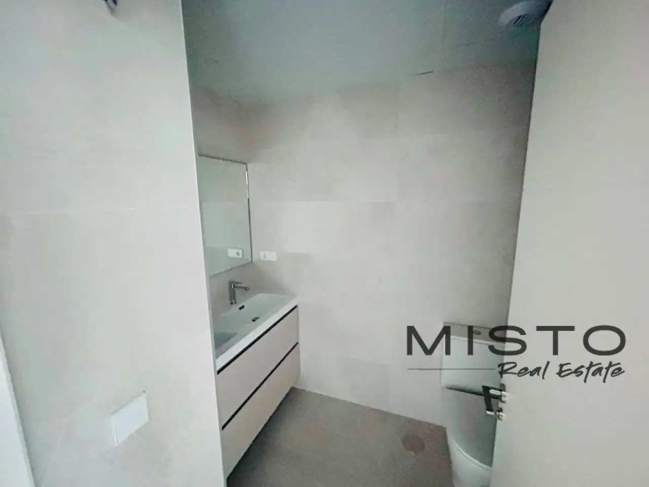 Bathroom of Flat for rent in Nueva Andalucía