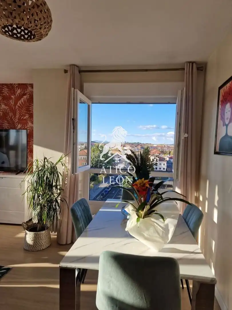 Dormitori de Àtic en venda en León Capital  amb Calefacció, Parquet i Terrassa