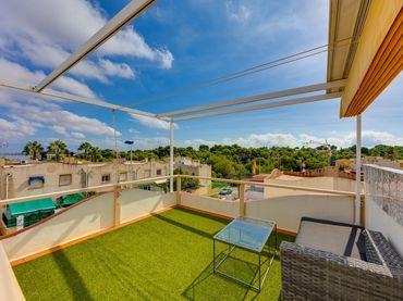Casa pareada con piscina en venta en Calle Laguna Verde 67