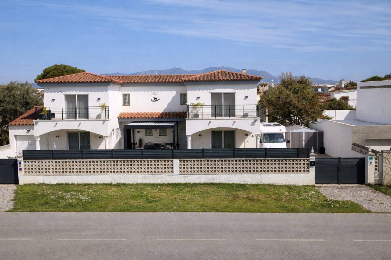 Vista exterior de Casa o xalet en venda en Empuriabrava amb Aire condicionat, Calefacció i Jardí privat