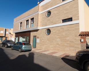 Vista exterior de Casa adosada en venda en Roquetas de Mar amb Aire condicionat, Terrassa i Rentadora